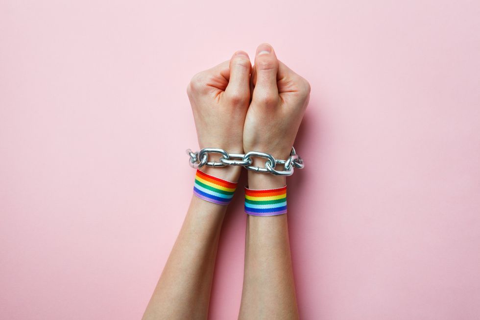 menottes avec bracelets de fierté