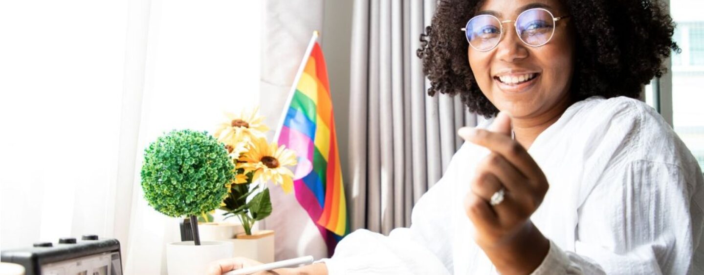 Comment les lieux de travail peuvent être inclusifs LGBTQ, tant en paroles qu’en actions
