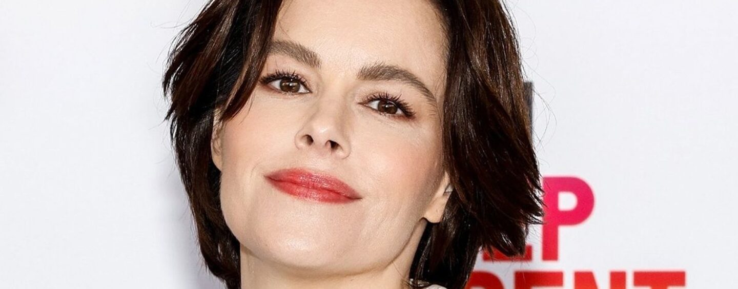 Emily Hampshire de Schitt’s Creek s’excuse pour son costume « irréfléchi, insensible et ignorant »