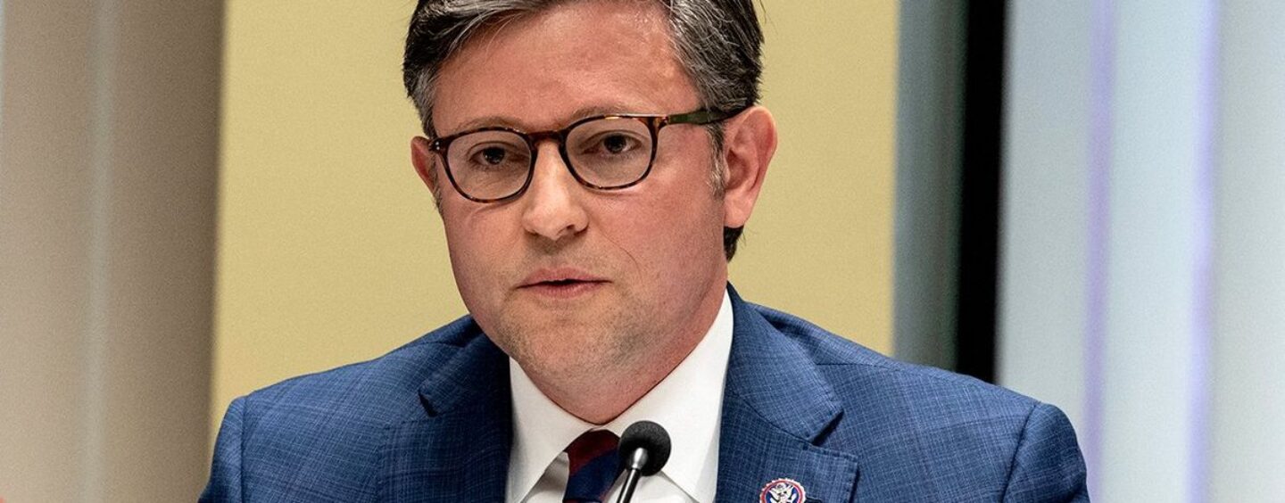 Le président Mike Johnson a tenté un jour d’empêcher une femme queer d’adopter l’enfant de sa femme