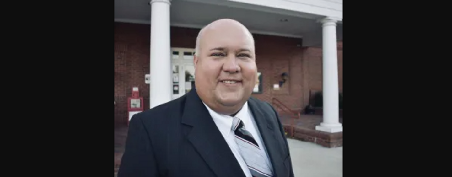 Le maire et pasteur de l’Alabama se suicide après avoir été involontairement dénoncé comme femme transgenre