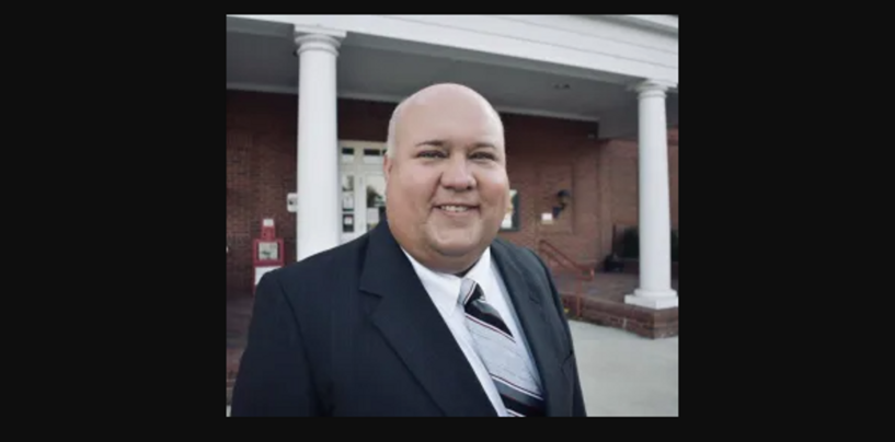 Le maire et pasteur de l’Alabama se suicide après avoir été involontairement dénoncé comme femme transgenre