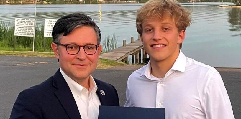 Mike Johnson s’est un jour vanté que lui et son fils se surveillaient mutuellement en regardant du porno