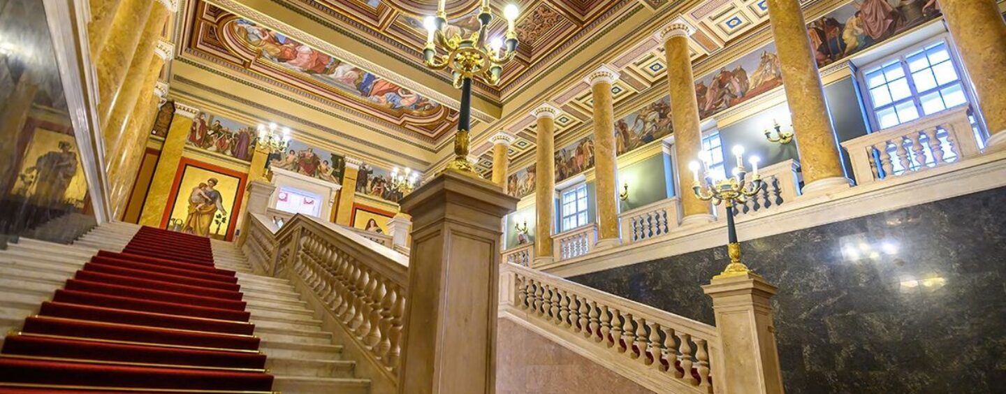 Le directeur d’un musée hongrois limogé à cause de photos d’une maison de retraite gay