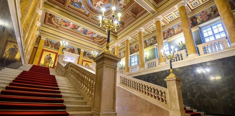 Le directeur d’un musée hongrois limogé à cause de photos d’une maison de retraite gay