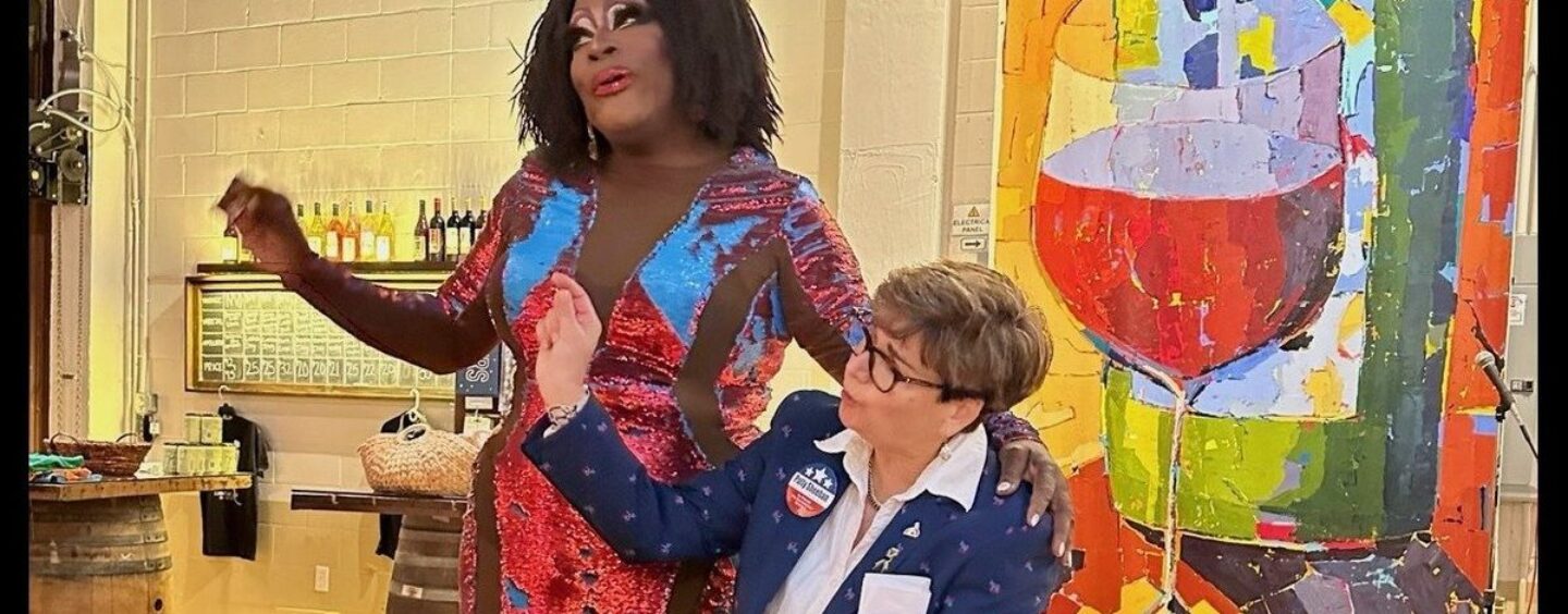Une politicienne lesbienne de Floride célèbre sa victoire avec Drag Queen à la Victory Party