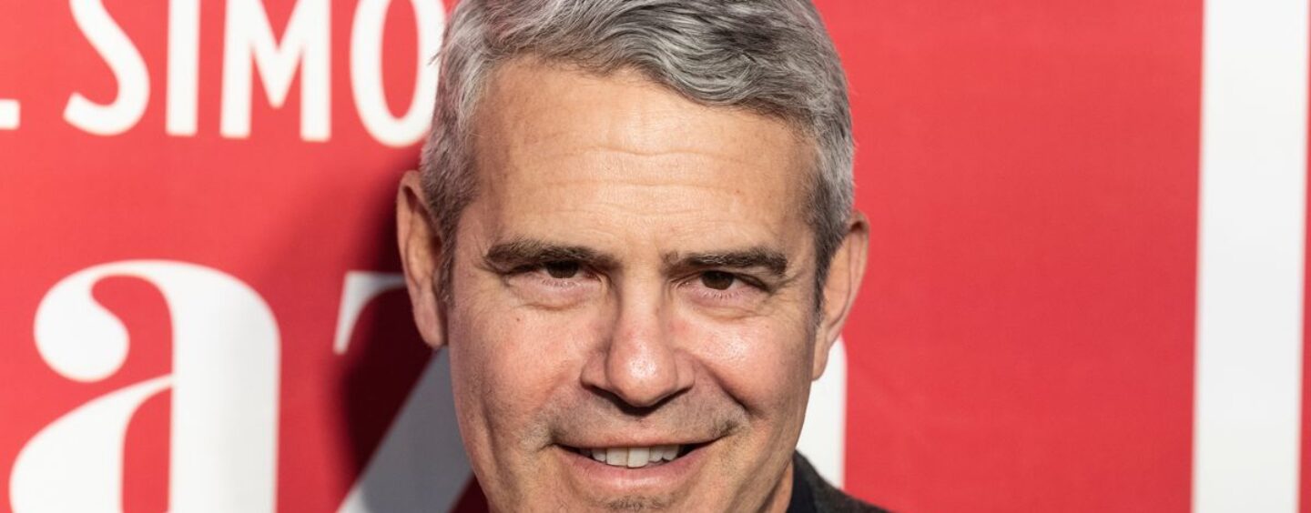 Andy Cohen monte sur scène pour parler de sa vie sexuelle et de son statut de « papa »