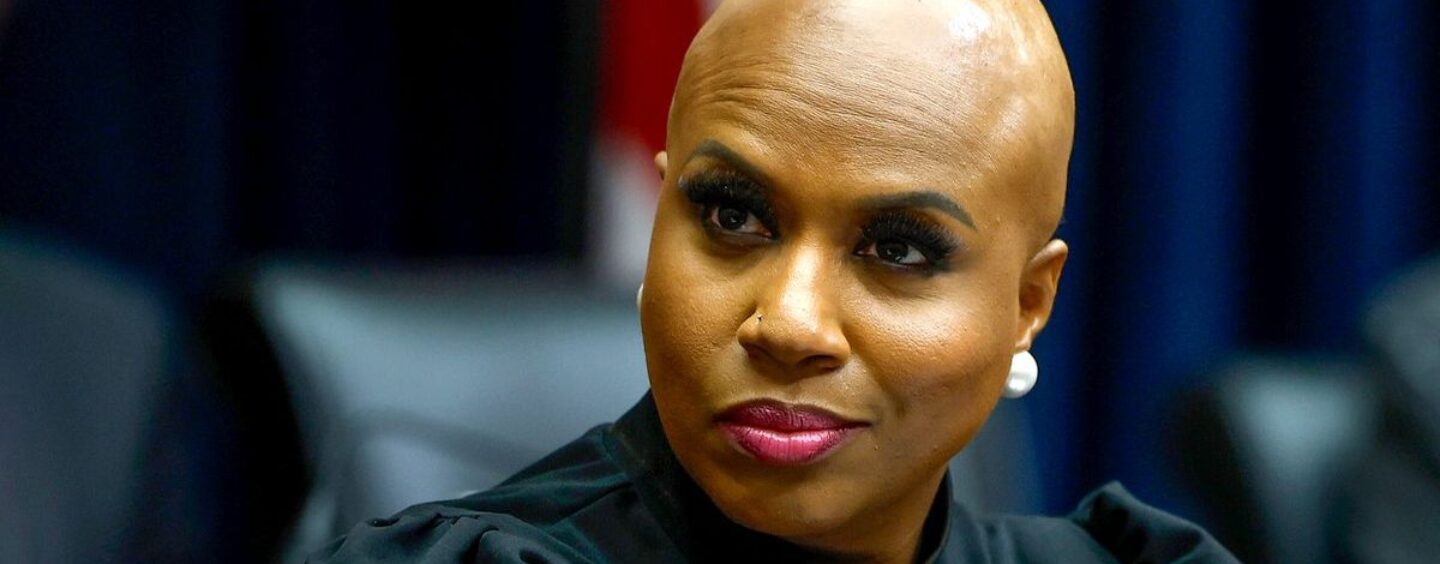 Ayanna Pressley dénonce le GOP pour avoir tenté de vider les fonds de logement LGBTQ+