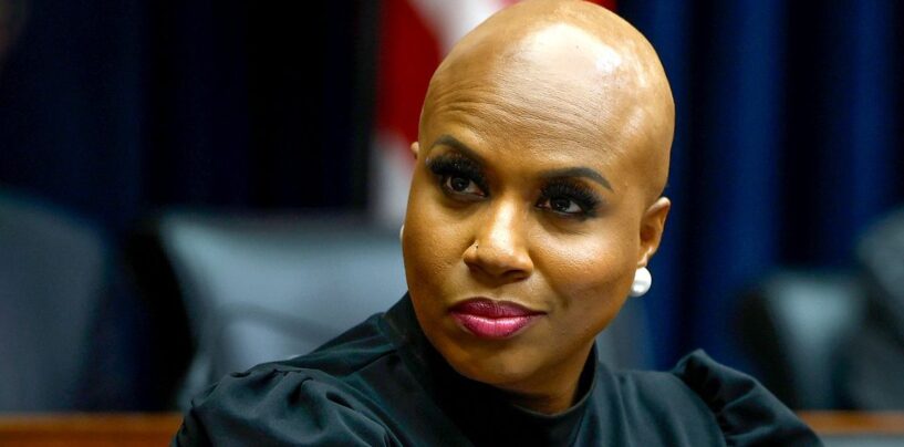 Ayanna Pressley dénonce le GOP pour avoir tenté de vider les fonds de logement LGBTQ+