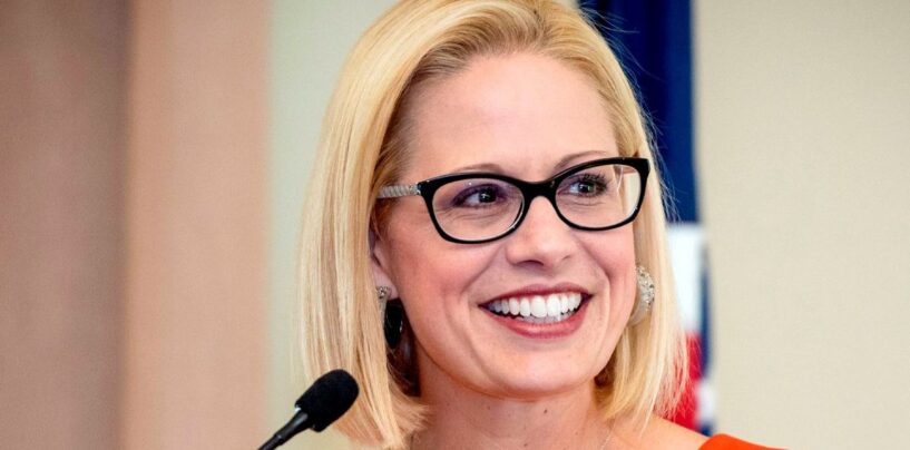 Les donateurs démocrates abandonnent Kyrsten Sinema, tout comme elle l’a fait avec le Parti démocrate
