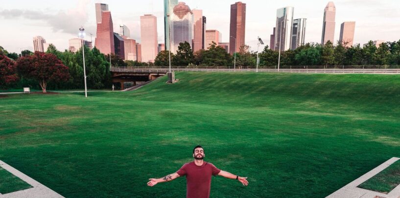 Houston, nous avons un problème : la discrimination envers les personnes séropositives