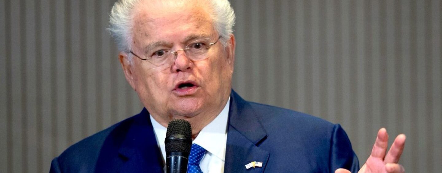Le ministre haineux anti-LGBTQ+, John Hagee, s’adresse à une manifestation pro-israélienne