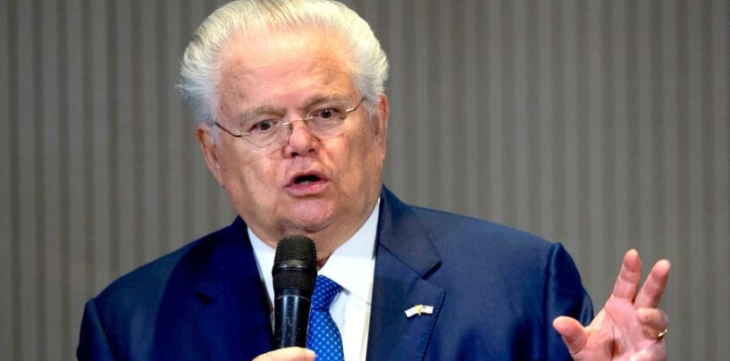 Le ministre haineux anti-LGBTQ+, John Hagee, s’adresse à une manifestation pro-israélienne