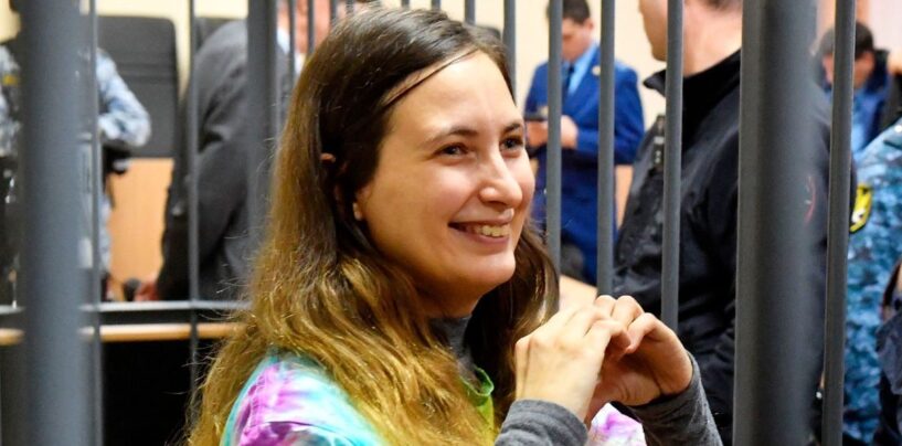 Une artiste lesbienne condamnée à plusieurs années de prison pour avoir critiqué Poutine et l’armée