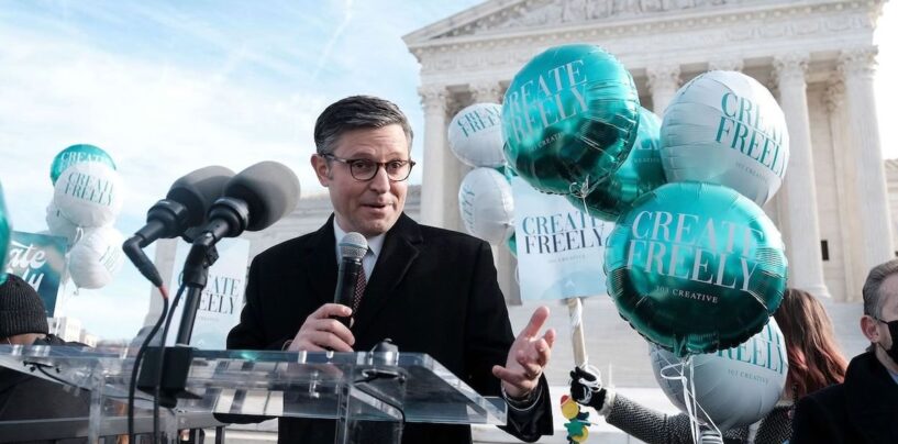 Mike Johnson a déclaré qu’il voulait réexaminer la décision de la Cour suprême légalisant le sexe gay