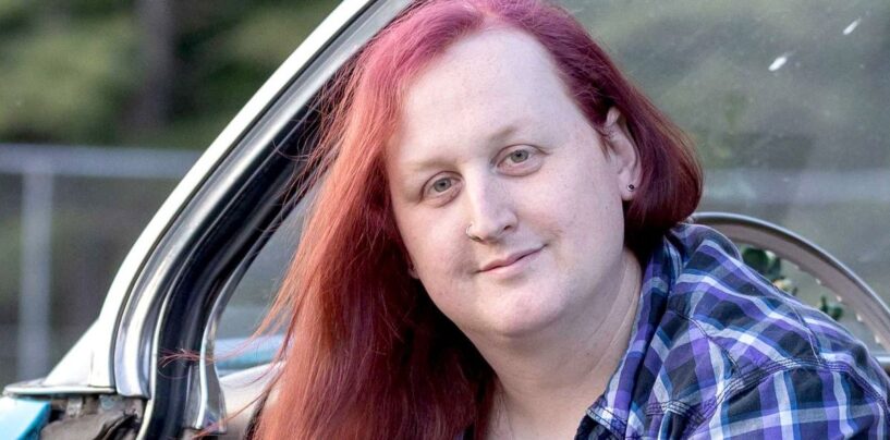 Une femme trans poursuit une entreprise « chrétienne » pour refus de couverture pour les soins de transition