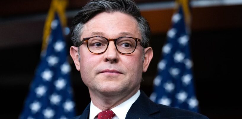 Mike Johnson dit que ses amis du lycée auraient prétendu être trans pour espionner les filles