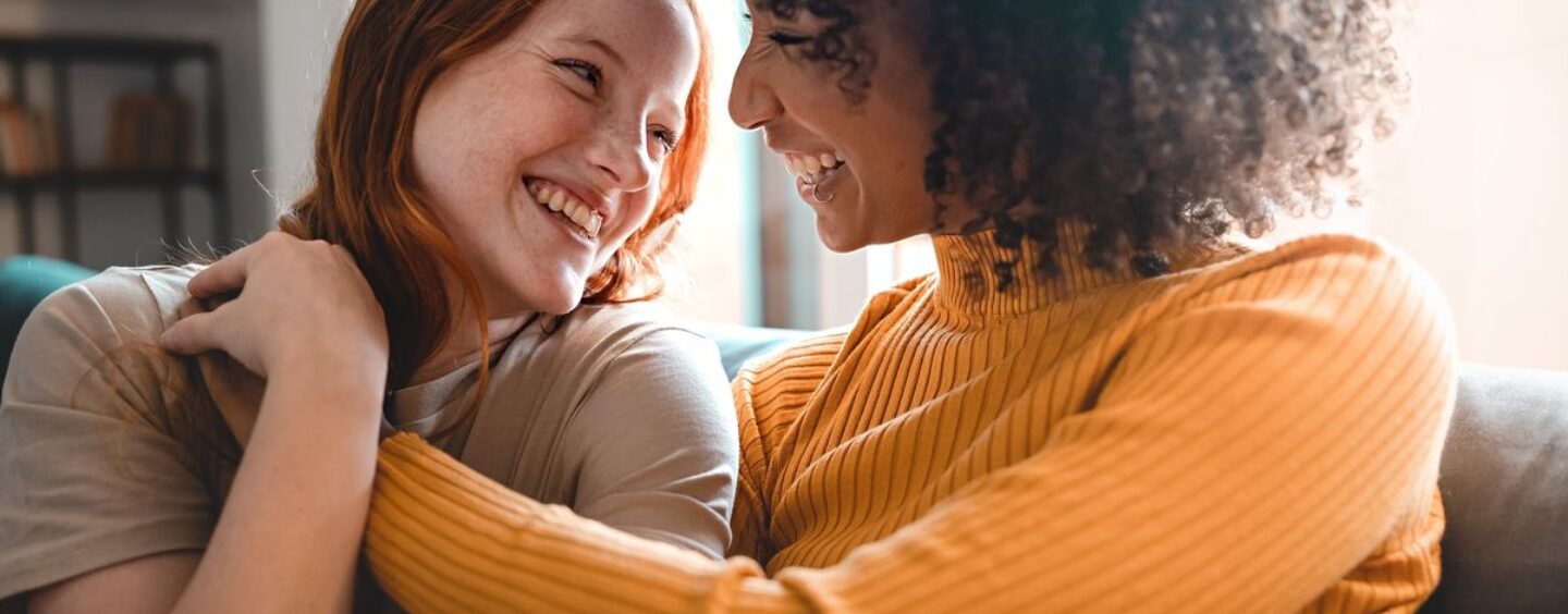 11 Signes que la fille que vous aimez est réellement en vous (et pas seulement polie)