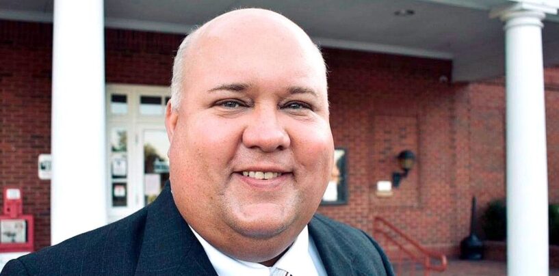 Le média conservateur 1819 News sous le feu des critiques pour la sortie du maire de l’Alabama décédé