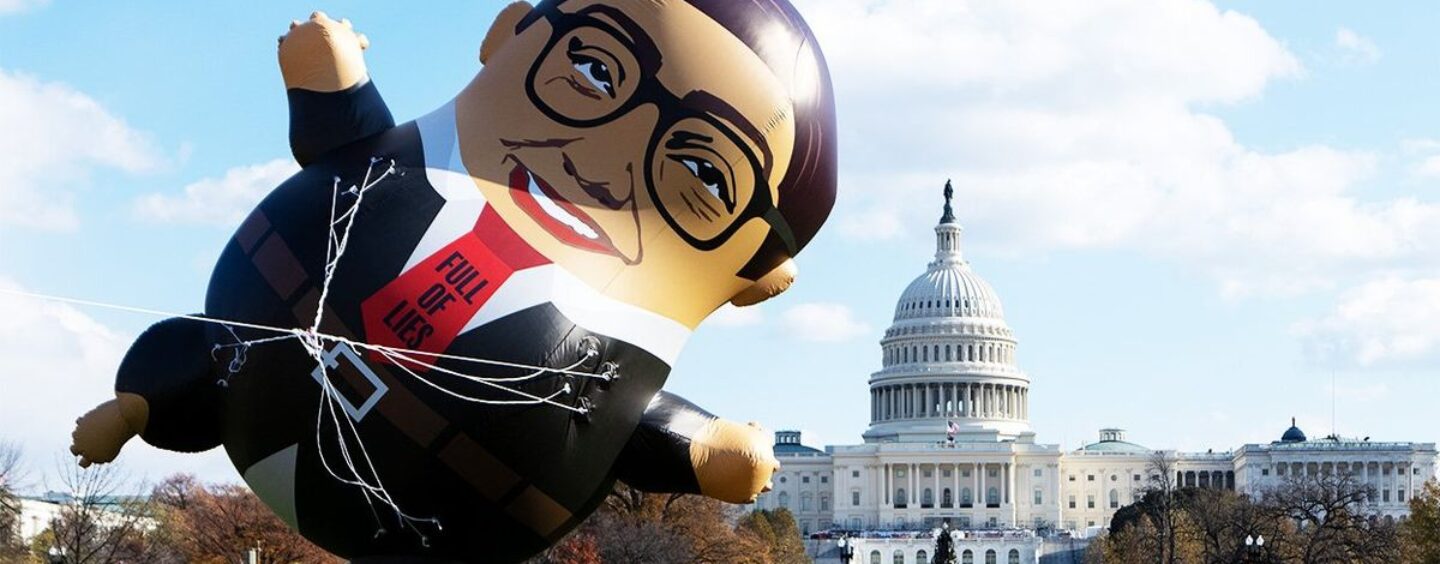 Le ballon géant de George Santos sur le National Mall a Internet en difficulté