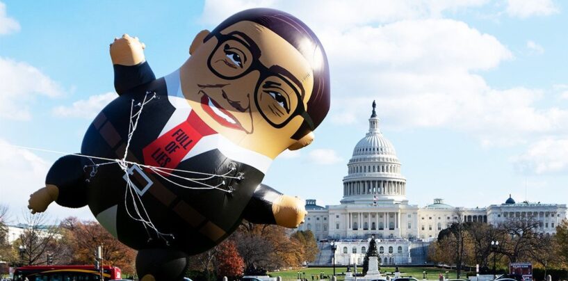 Le ballon géant de George Santos sur le National Mall a Internet en difficulté