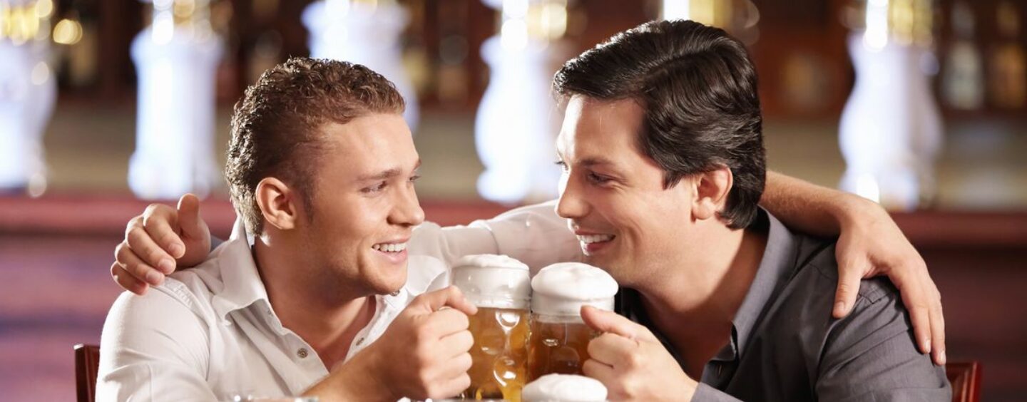 15 types de hauts que vous rencontrez au bar gay