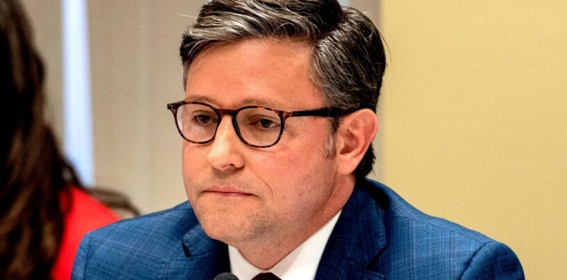 Mike Johnson déplore le nombre d’enfants queer dans le courrier électronique de collecte de fonds du GOP