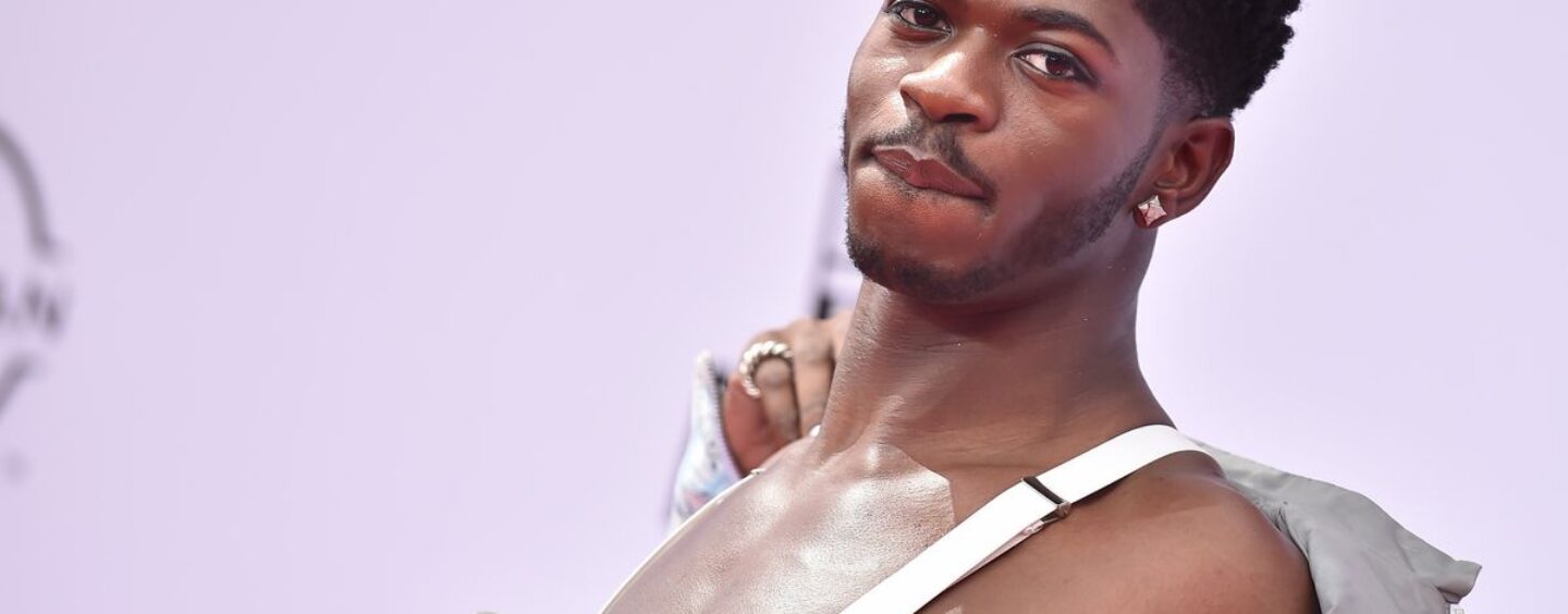 Lil Nas X met fin à ses critiques de « l’ère chrétienne » avec une blague sur la douche dorée, nous ricanons