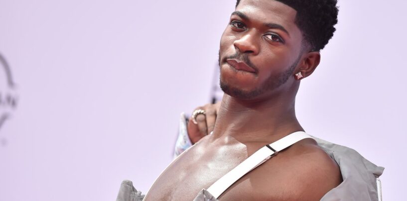 Lil Nas X met fin à ses critiques de « l’ère chrétienne » avec une blague sur la douche dorée, nous ricanons