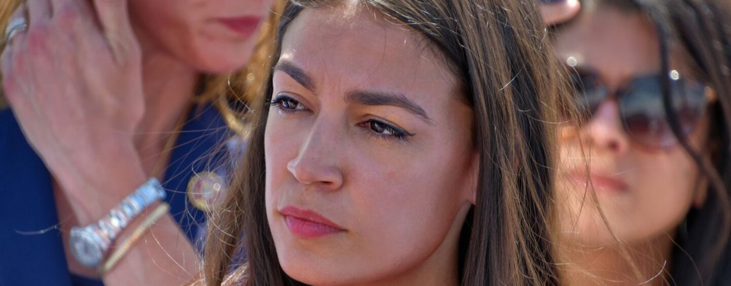 Regardez l’élimination brutale par AOC des républicains transphobes, nous vous encourageons
