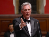 Regardez Kevin McCarthy détruire son propre parti tout en faisant l’éloge des démocrates dans une nouvelle vidéo virale