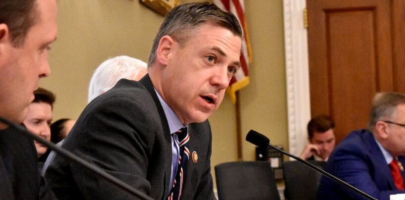 Le sénateur républicain présente un projet de loi qui jette les enfants LGBTQ+ sous le bus