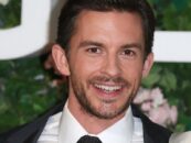 Votre petit ami Jonathan Bailey révèle qu’il est officiellement pris et qu’il a un « homme charmant »
