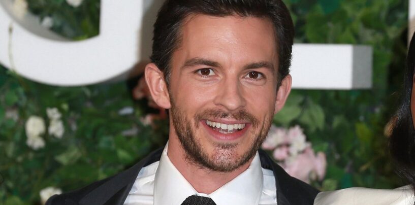 Votre petit ami Jonathan Bailey révèle qu’il est officiellement pris et qu’il a un « homme charmant »