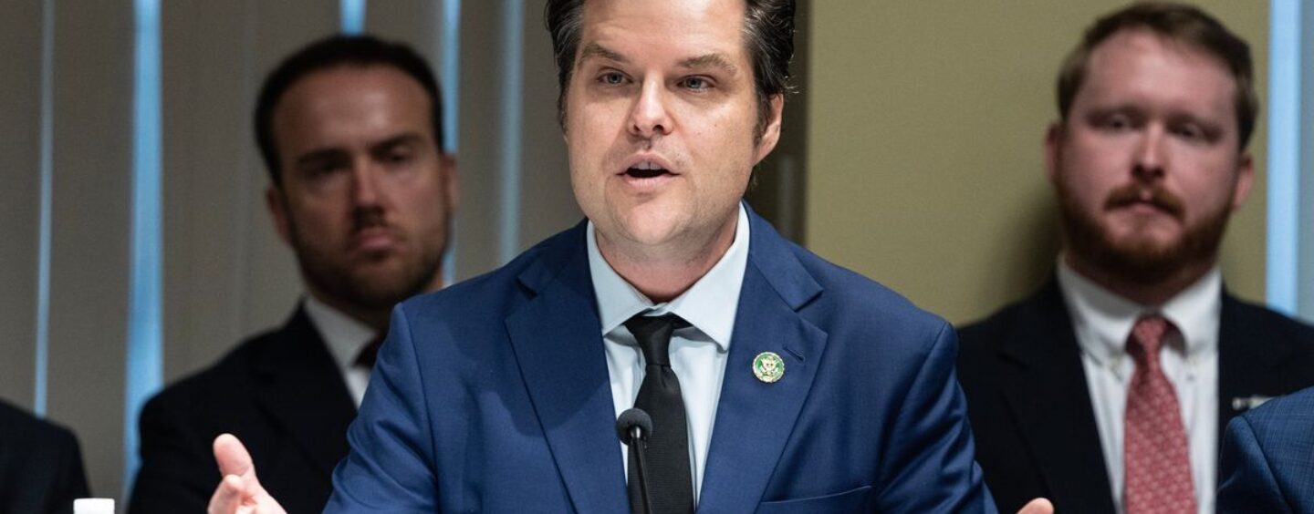 Regardez Matt Gaetz se faire brutalement troller par son propre parti avec une récompense pour avoir payé des « filles mineures »