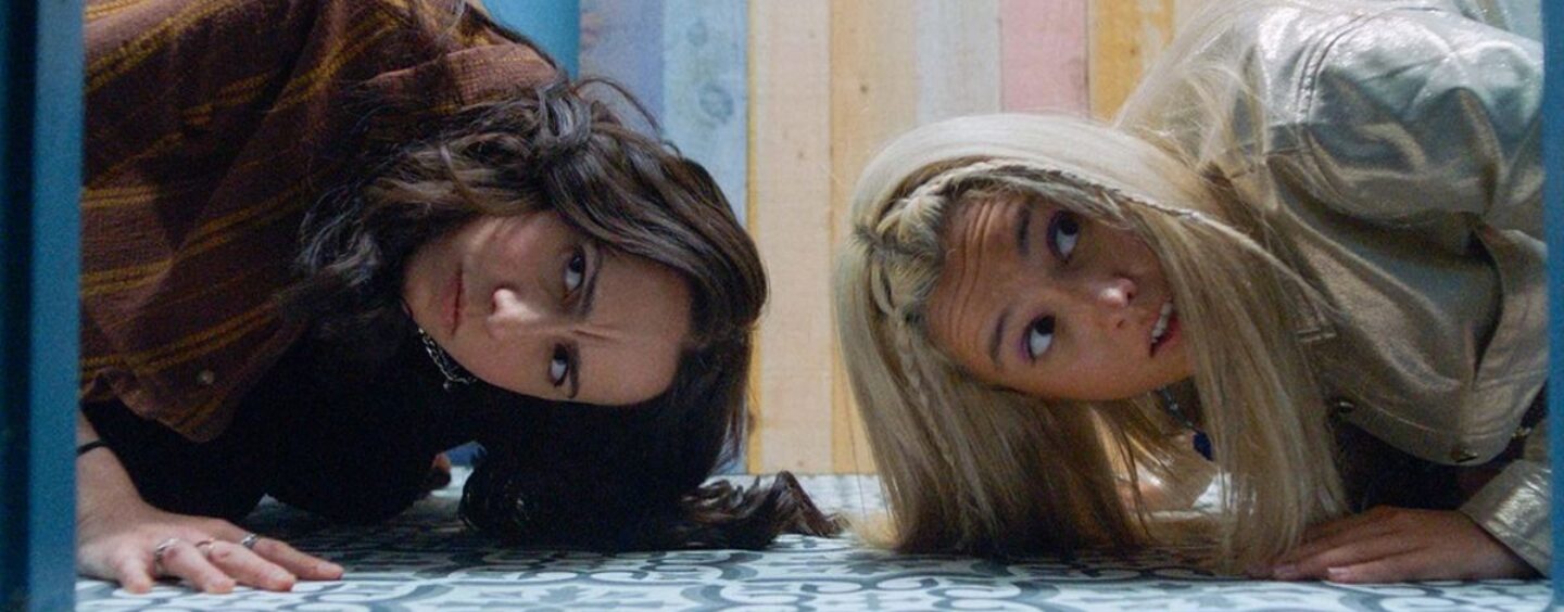 Regardez ce clip sombre et drôle de « Such Brave Girls » qui nous fait rire (exclusif)