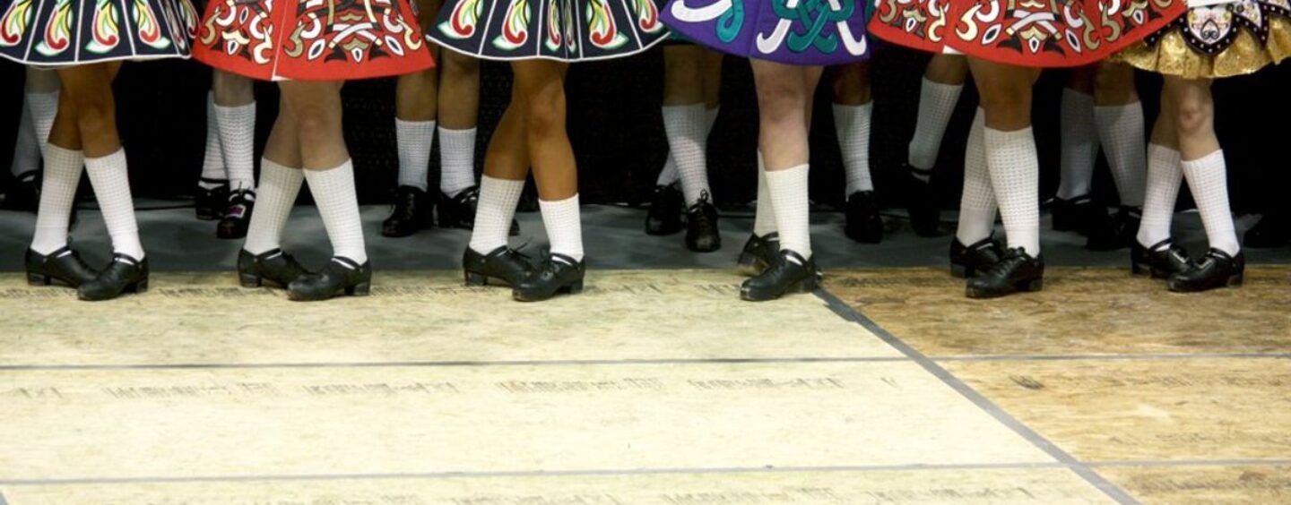 Les médias de droite attaquent une fille trans pour avoir remporté un concours de danse irlandaise