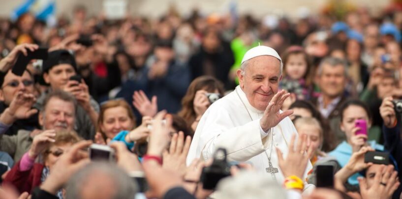 Le pape François approuve la bénédiction des couples homosexuels « irréguliers »