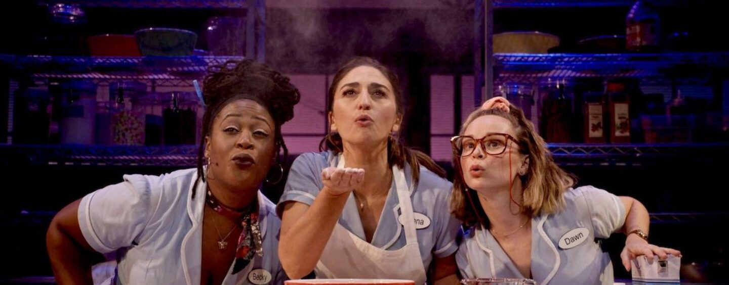 Sara Bareilles de la serveuse sur les amitiés des femmes, la nourriture et la musique comme guérison
