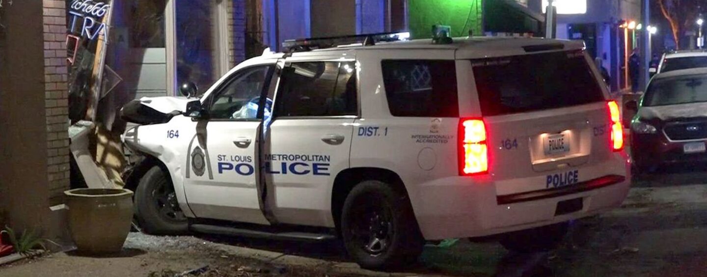 Les policiers écrasent d’abord leur SUV dans un bar gay de Saint-Louis, puis arrêtent le propriétaire du bar