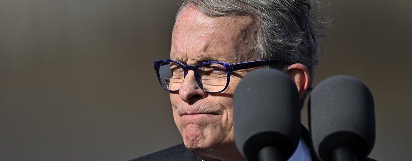 Mettre son veto ou ne pas mettre son veto : le gouverneur de l’Ohio brise le silence sur la loi anti-LGBTQ+ récemment adoptée