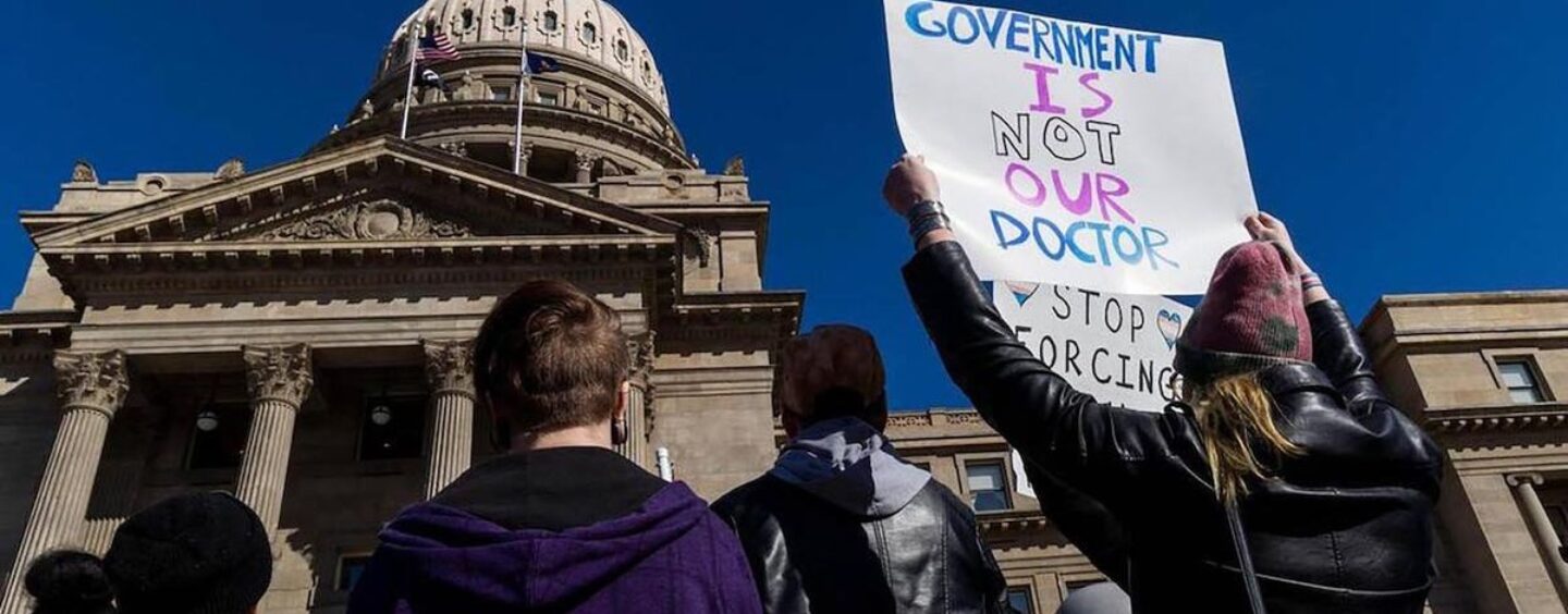 L’interdiction des soins d’affirmation de genre dans l’Idaho pour les mineurs transgenres est bloquée pour l’instant