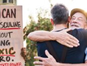 Les hommes sont plus à l’aise d’aller dans un bar gay que de dire « Je t’aime » à leur famille
