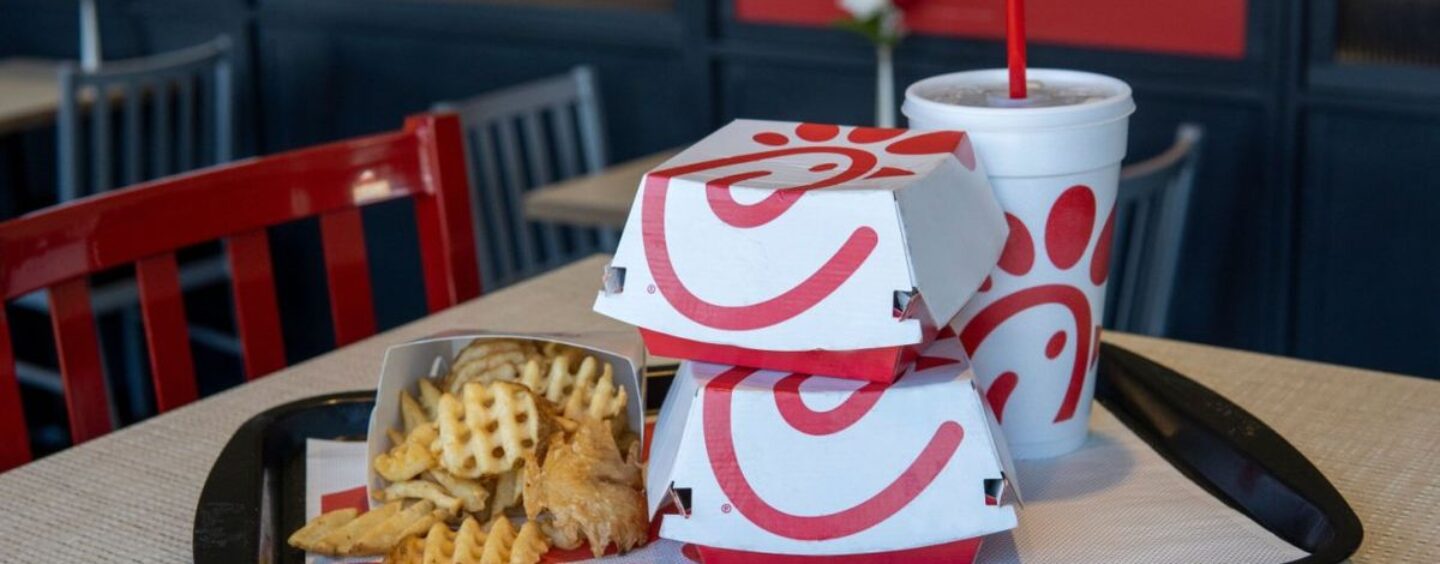 Les républicains paniquent à propos d’un projet de loi qui pourrait obliger les futures aires de repos Chick-fil-A’s à rester ouvertes le dimanche