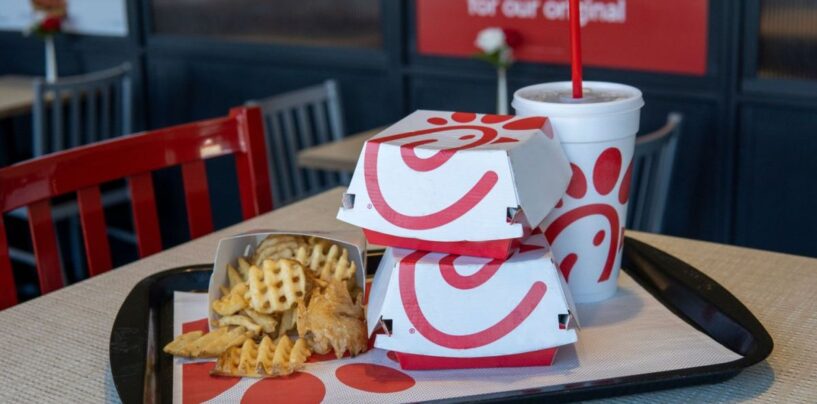 Les républicains paniquent à propos d’un projet de loi qui pourrait obliger les futures aires de repos Chick-fil-A’s à rester ouvertes le dimanche