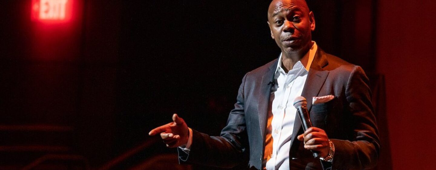 Dave Chapelle apporte plus de transphobie et de capacitisme à son dernier spécial Netflix The Dreamer