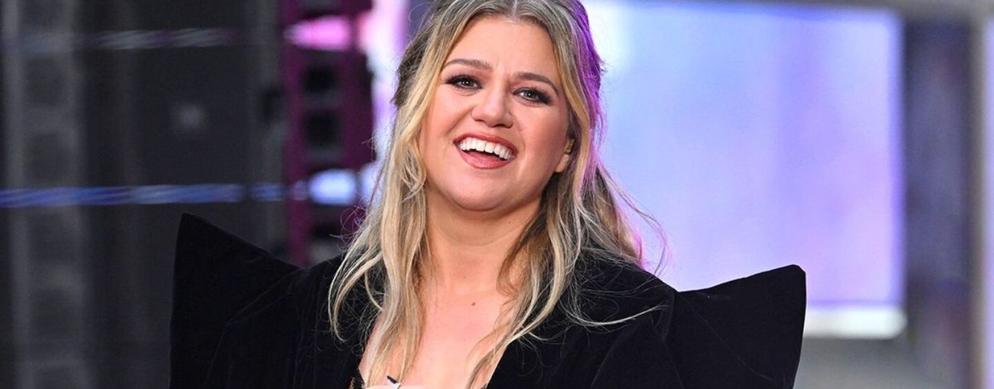 Regardez Kelly Clarkson aider à épouser un couple gay le soir du Nouvel An