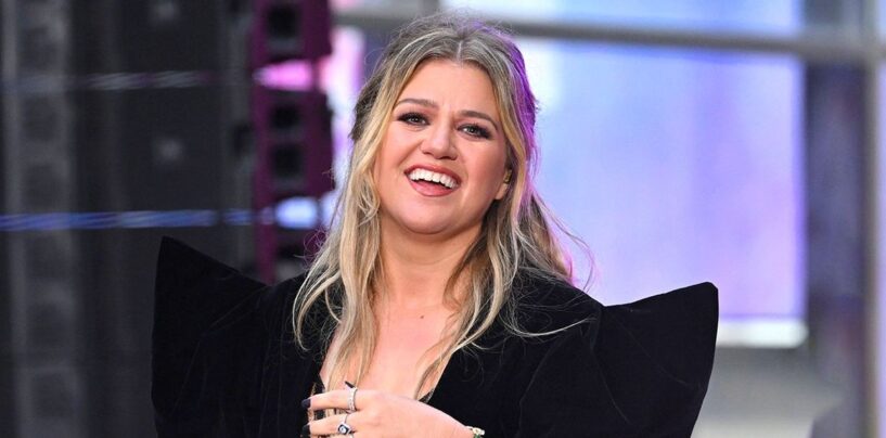 Regardez Kelly Clarkson aider à épouser un couple gay le soir du Nouvel An