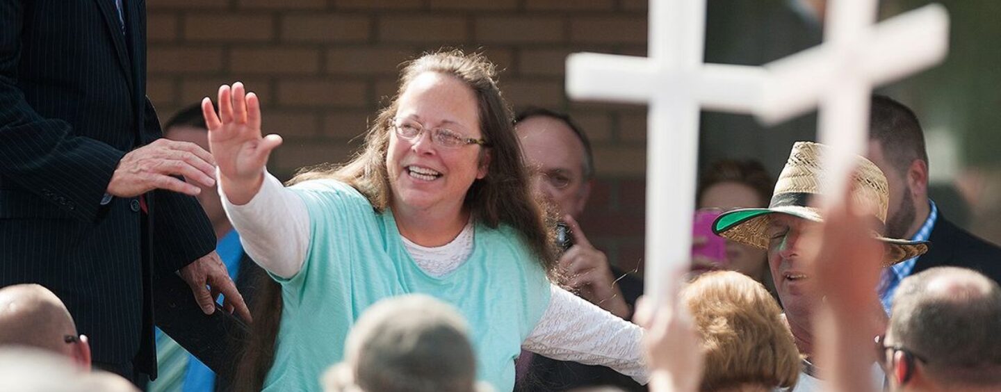L’homophobe du Kentucky, Kim Davis, qui a refusé l’autorisation de mariage aux couples homosexuels, doit payer plus de 360 ​​000 dollars.