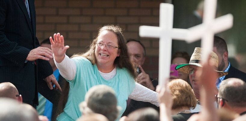 L’homophobe du Kentucky, Kim Davis, qui a refusé l’autorisation de mariage aux couples homosexuels, doit payer plus de 360 ​​000 dollars.